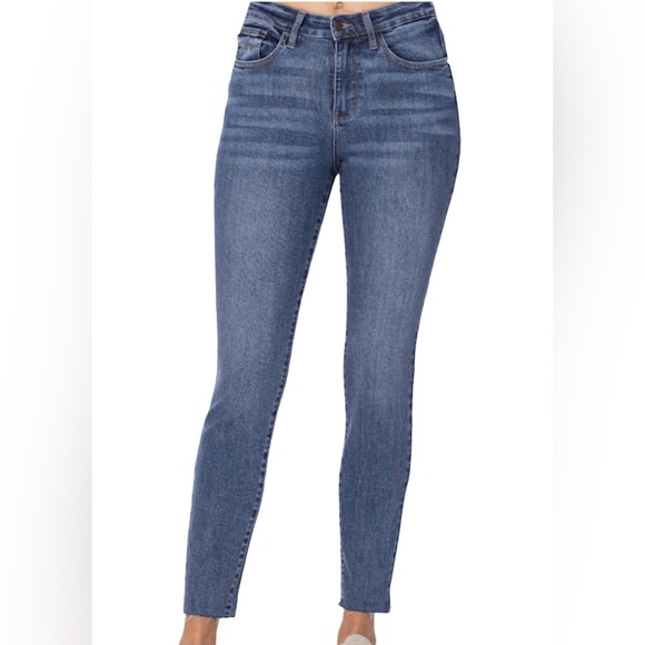 Judy Blue JB88259 Hi-Rise Relaxed Fit Skinny Jeans Raw Hem women’s size 28 - Picture 1 of 9